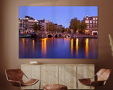 Amsterdam bij avond aan de Amstel in Nederland by Eye on You