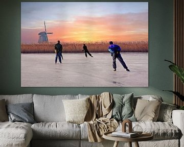 Schaatsen bij de molen in Noord Holland Nederland bij zonsondergang van Eye on You
