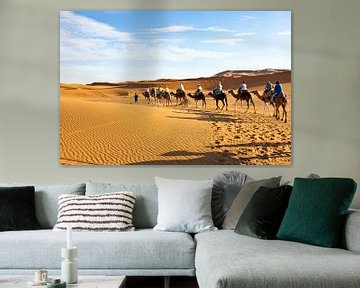 Kamelen karavaan door de zandduinen van de Sahara desert sur Eye on You