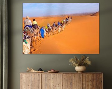 Kamelen karavaan door de zandduinen van de Sahara desert