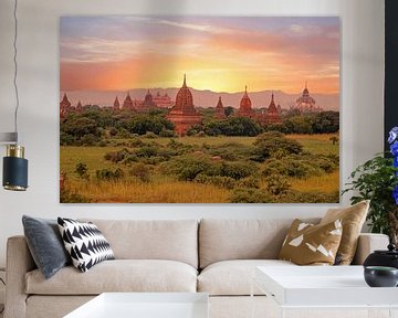 Eeuwenuoude pagodes in het landschap bij Bagan in Myanmar Azie bij zonsondergang van Eye on You