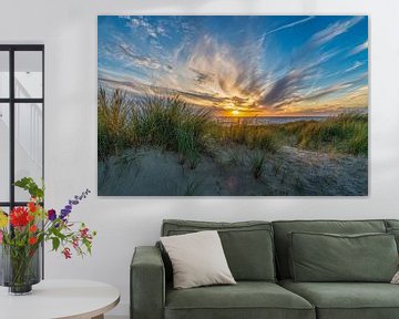 duinen en de Noordzee tijdens de zonsondergang van eric van der eijk