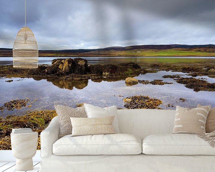 Sfeerimpressie behang: Eb bij Loch Greshornish, Isle-of-Skye Schotland van Remco Bosshard