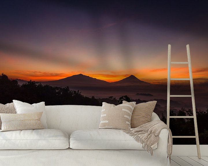 Sfeerimpressie behang: Vóór zonsopgang bij Setumbu Hill - Yogjakarta, Indonesië van Thijs van den Broek
