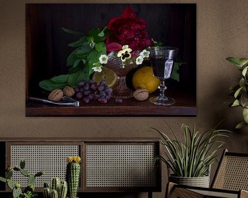 Klassieke setting van fruit, wijn en bloemen in donkere kast
