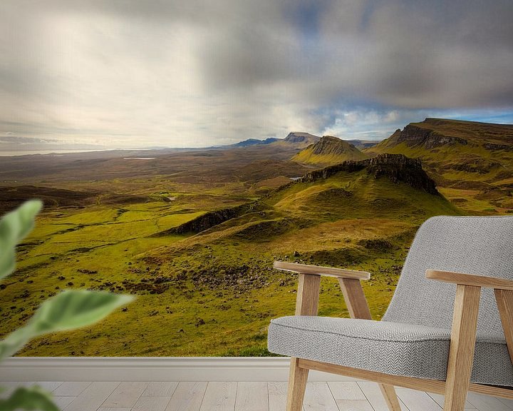 Sfeerimpressie behang: Schotland Isle-of-Skye: waanzinnig uitzicht Quiraing van Remco Bosshard
