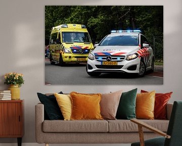 Mercedes B-Klasse Polizei und Krankenwagen mit optischen Signalen. von Mariska Bruin