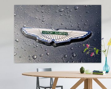 Aston Martin Abzeichen mit dem Wings Logo mit Regentropfen von Sjoerd van der Wal