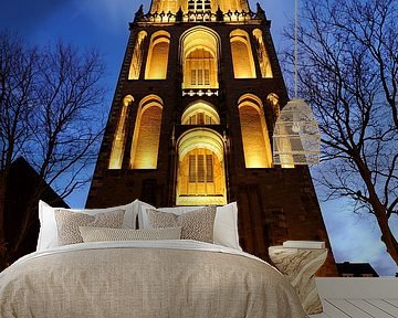 Der Domturm in Utrecht vom Domplein aus gesehen mit drei Touristen von Donker Utrecht