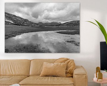 Spiegelbild der Berge in einem See von Martijn Joosse