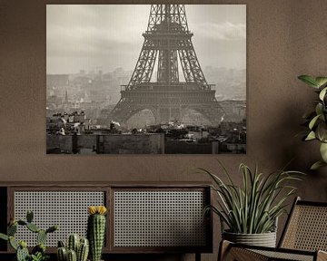 Voet van de Eiffeltoren in sepia van Martijn Joosse