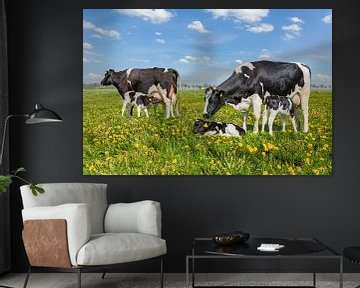 Twee koeien met drinkende kalfjes in Nederlandse weide met paardenbloemen van Ben Schonewille