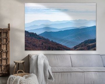 Paysage brumeux avec des crêtes en Ardèche sur Martijn Joosse