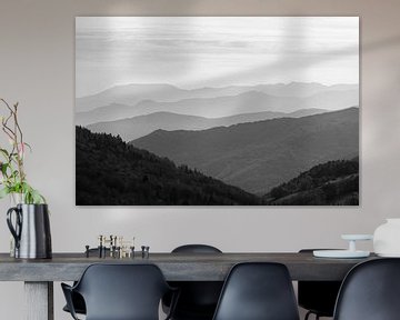 Paysage nébuleux avec des crêtes en Ardèche (noir et blanc) sur Martijn Joosse