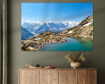 Uitzicht op blauw meer en de Mont Blanc in de achtergrond van Martijn Joosse