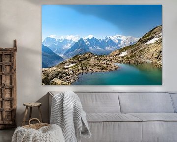 Uitzicht op blauw meer en de Mont Blanc in de achtergrond van Martijn Joosse