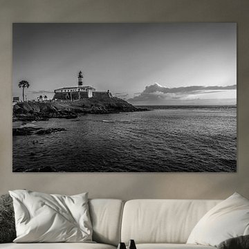 Schwarzweiss-Bild von Barra Lighthouse während des Anfangs der Dämmerung in der Stadt von Salvador B