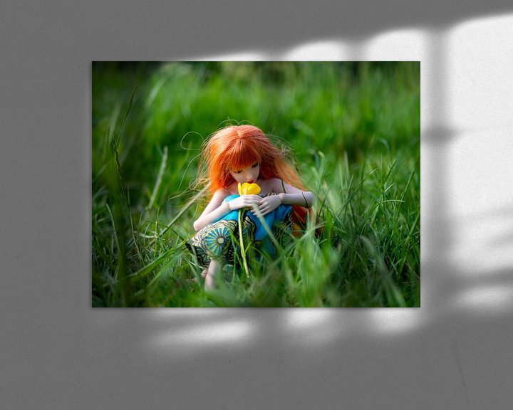 Sfeerimpressie: Rood harig meisje in het gras van Margreet van Tricht