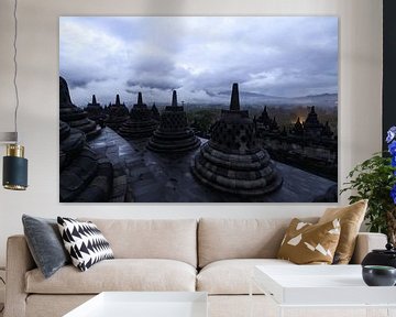 Sfeervolle plaat van de Borobudur voor zonsopkomst op een dag met zware bewolking en neerslag