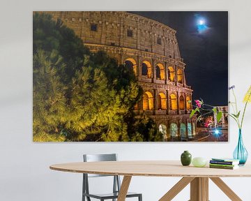 Colosseum met de nieuwe maan en de Boog van Constantine in Rome - Italië