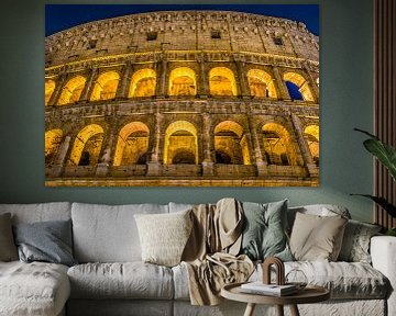Het grote Roman Colosseum en zijn bogen bij nacht in Rome - Italië van Castro Sanderson