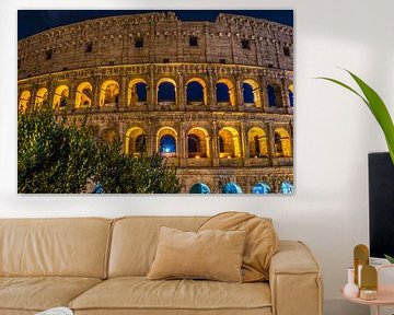 Roman Coliseum en zijn onmiskenbare lichtgevende schoonheid 's nachts in Rome - Italië van Castro Sanderson