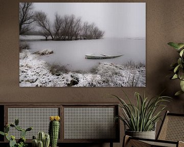 bevroren meer met roeibootje