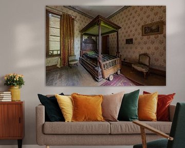 Verlaten slaapkamer met prachtig bed van William Linders