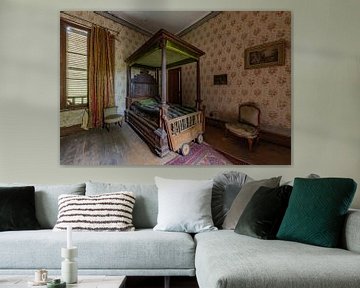 Verlassenes Schlafzimmer mit schönem Bett von William Linders