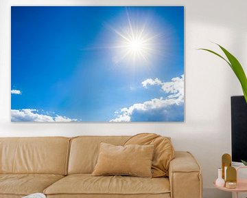 Blauer Sommerhimmel mit strahlender Sonne von Günter Albers