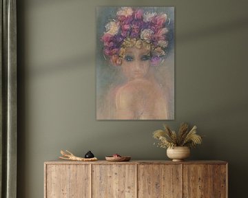 Vrouw met zomerbloemen op haar hoofd. van Ineke de Rijk