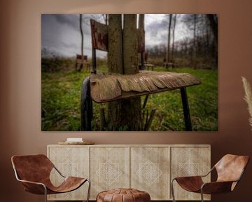 Verlassene Stühle in der Landschaft von Wesley Van Vijfeijken