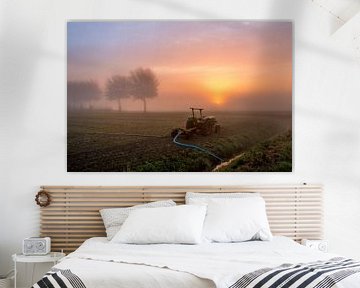 Traktor pumpt bei nebligem Sonnenaufgang Wasser aus dem Graben von Moetwil en van Dijk - Fotografie