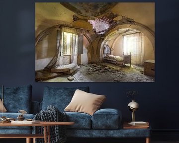 verlassenes Schlafzimmer mit Malerei von Kristof Ven