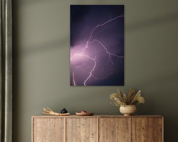 Blitz im dunklen nächtlichen Himmel während eines Gewitters von Sjoerd van der Wal Fotografie