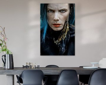 Vrouw met blauw haar en gouden verf van Laura Wienk
