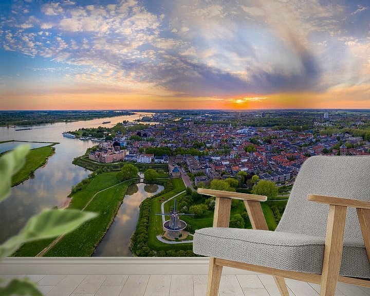 Sfeerimpressie behang: Zonsondergang in Gorinchem van Patrick van Oostrom