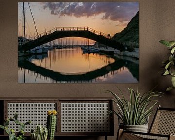 brug over water bij zonsondergang met reflectie van Eline Oostingh