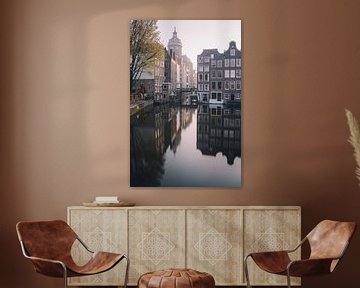 Amsterdam - grachtenpanden met St Nicolaaskerk van Thea.Photo