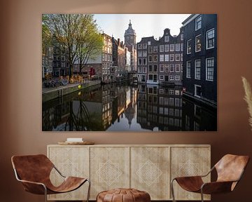Amsterdam - grachtenpanden met St Nicolaaskerk van Thea.Photo