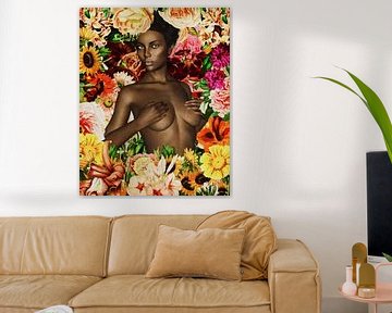 Vrouw van de wereld - naakte Afrikaanse vrouw omringd door bloemen