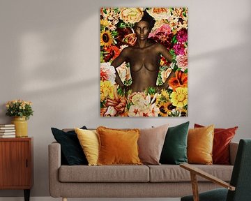 Vrouw van de wereld - Naakt Afrikaanse vrouw omringd met bloemen