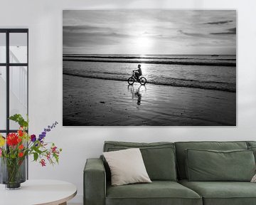 Fietsen op het strand. van Mariëlle Debrichy