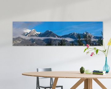 Bergspitzen in den Wolken in Banff NP, Kanada von Rietje Bulthuis