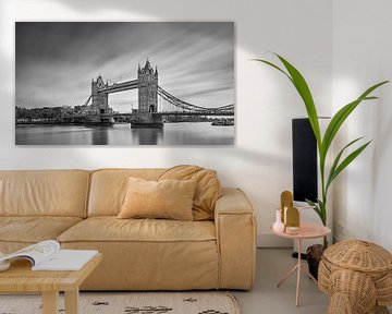 Die Londoner Tower Bridge in Schwarz-Weiß.