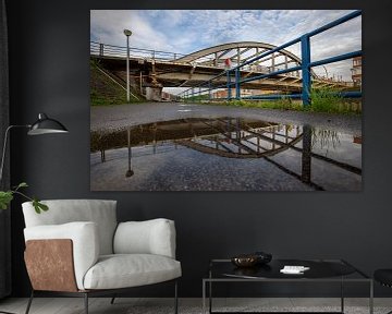 de brug over de Leie in Menen na een regenbui, Belgie van Fotografie Krist / Top Foto Vlaanderen