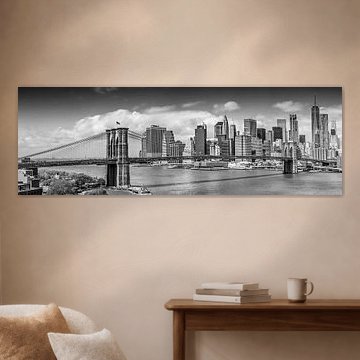 NEW YORK CITY Brooklyn Bridge & Manhattan Skyline | Panorama monochrom von Melanie Viola