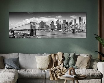 NEW YORK CITY Brooklyn Bridge & Manhattan Skyline | Panorama monochroom van Melanie Viola