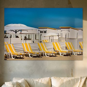 Ligstoelen bij strandhuisjes