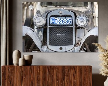 Classique blanc A-Ford 1931 avec grill et phares dans les rues de Colonia del Sacramento, Uruguay sur Jan van Dasler